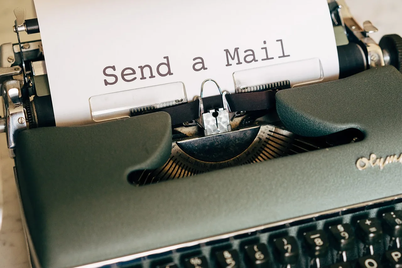 Typewriter with the words "Send a Mail"