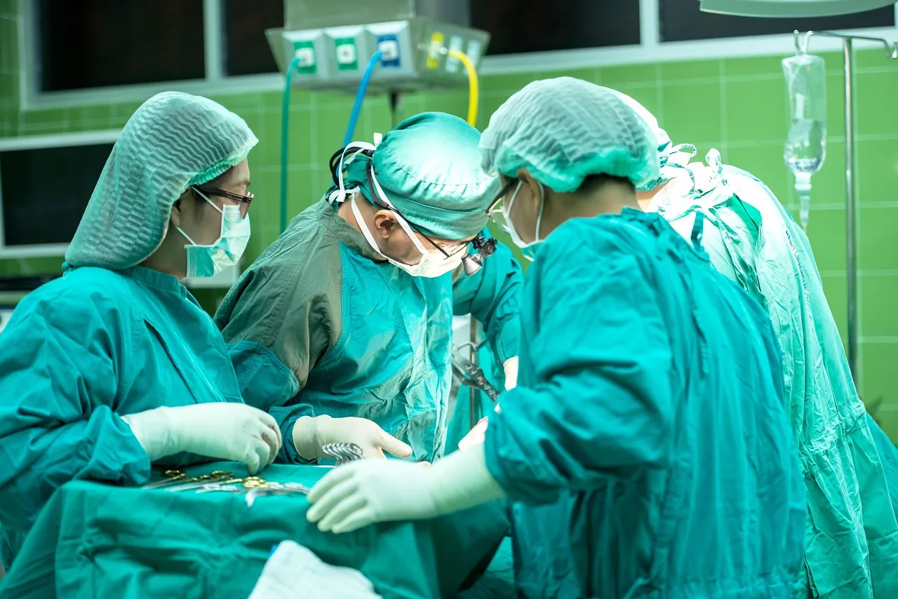 Thérapeute accueillant un patient dans un cabinet lumineux