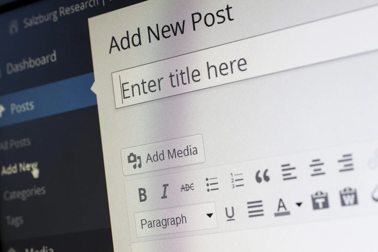 Écran d'ordinateur affichant un blog bien organisé avec catégories et étiquettes